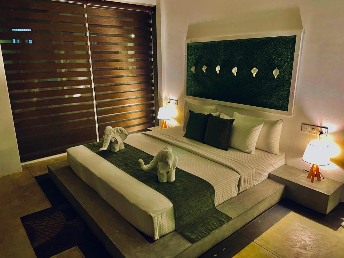 8 Plus Motels Negombo Exterior photo