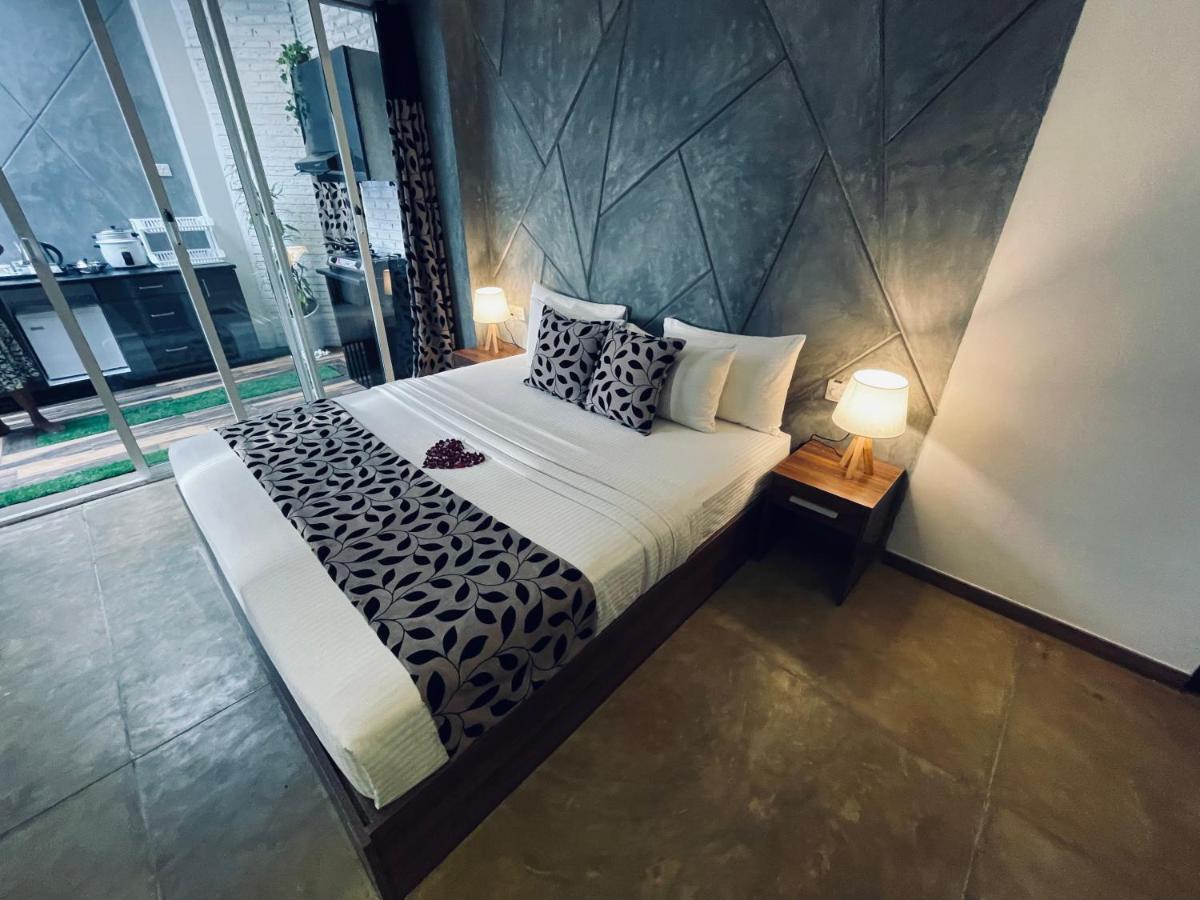 8 Plus Motels Negombo Exterior photo