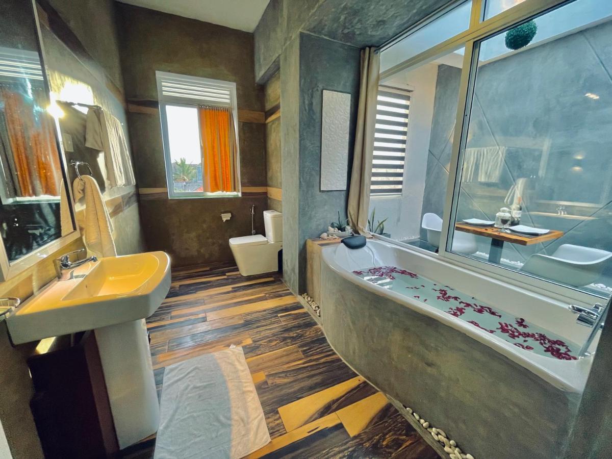 8 Plus Motels Negombo Exterior photo