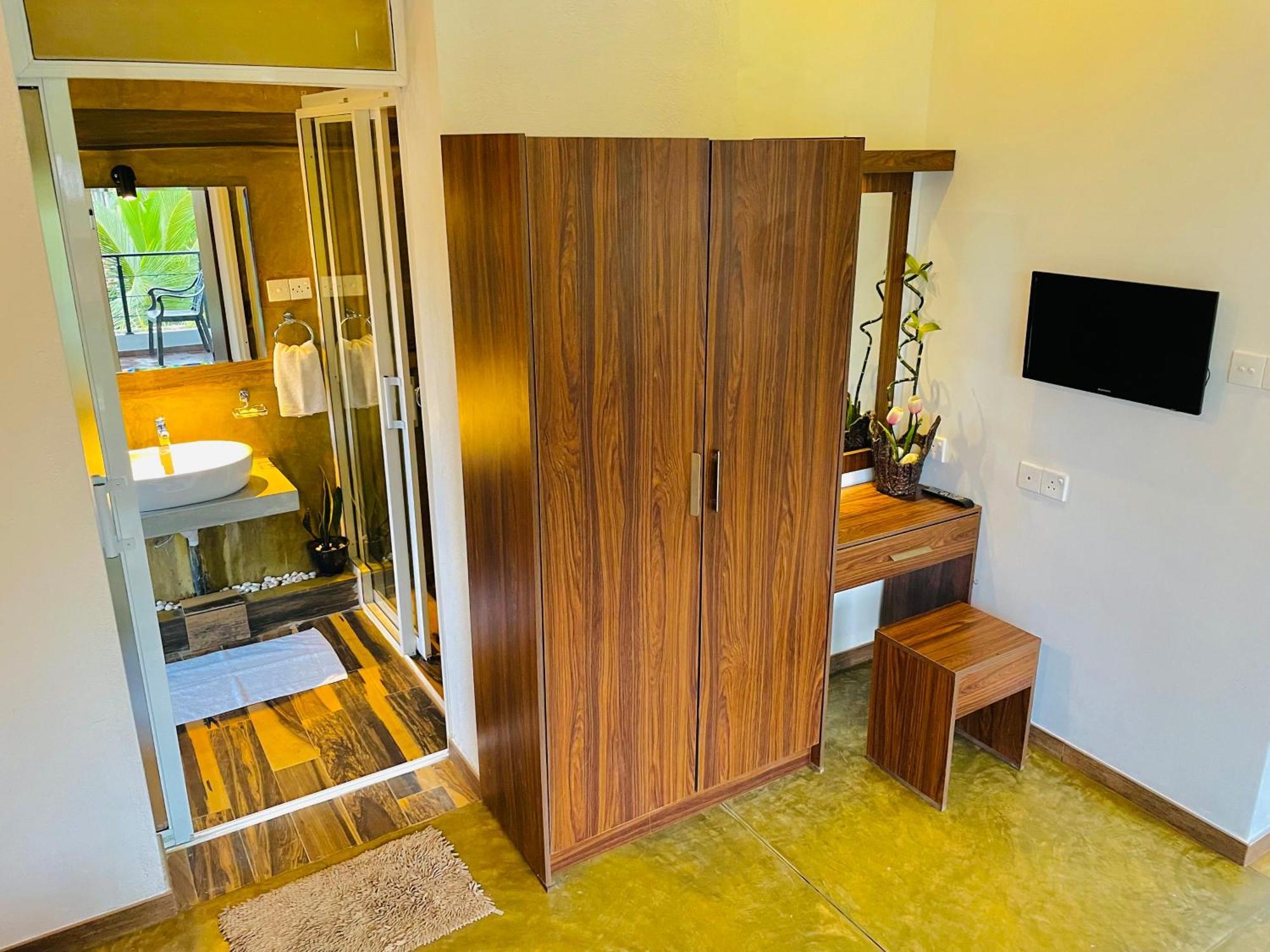 8 Plus Motels Negombo Exterior photo
