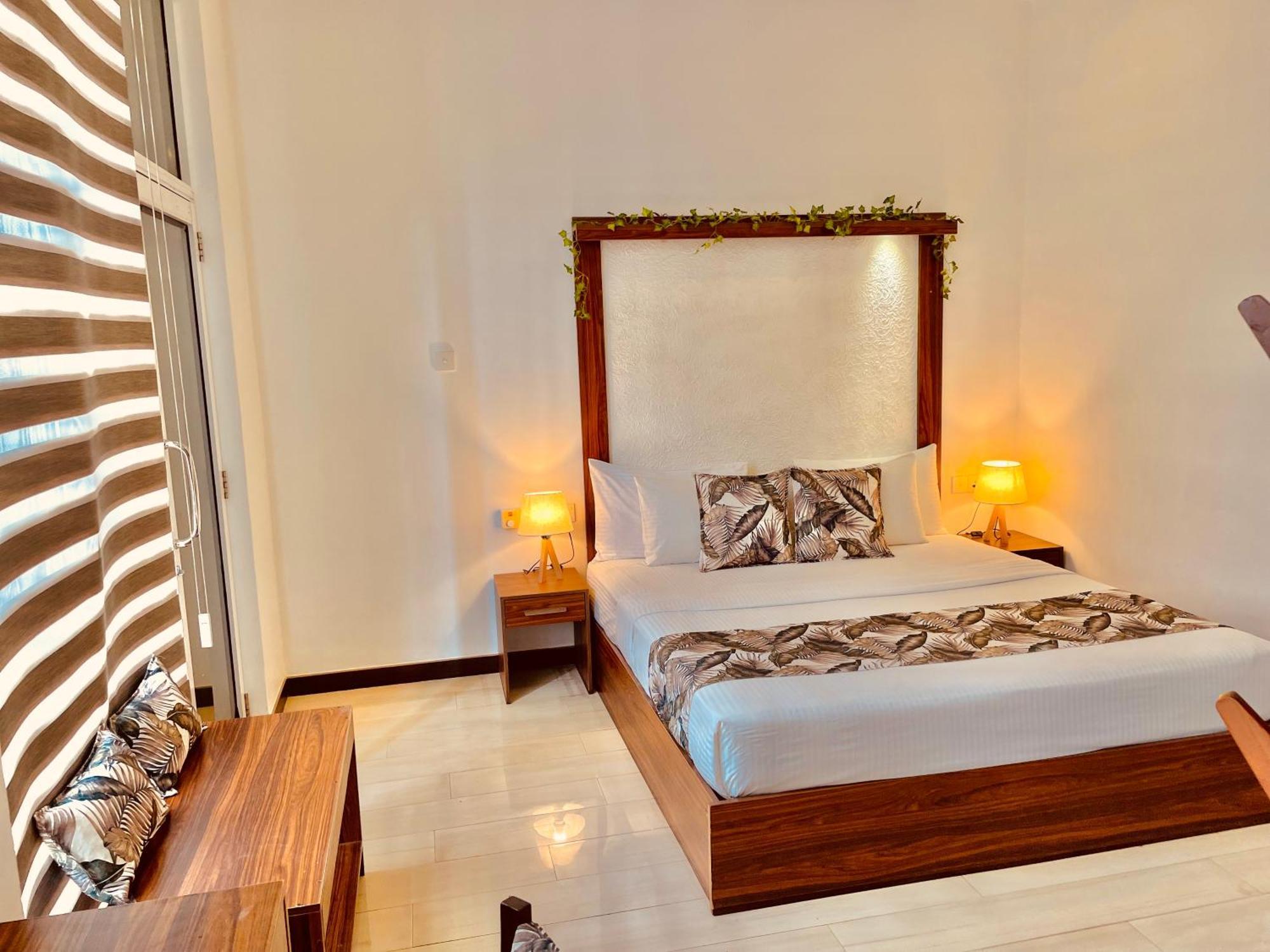 8 Plus Motels Negombo Exterior photo