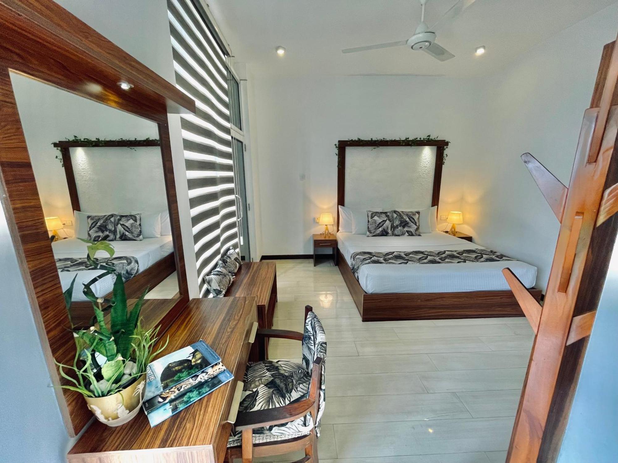 8 Plus Motels Negombo Exterior photo