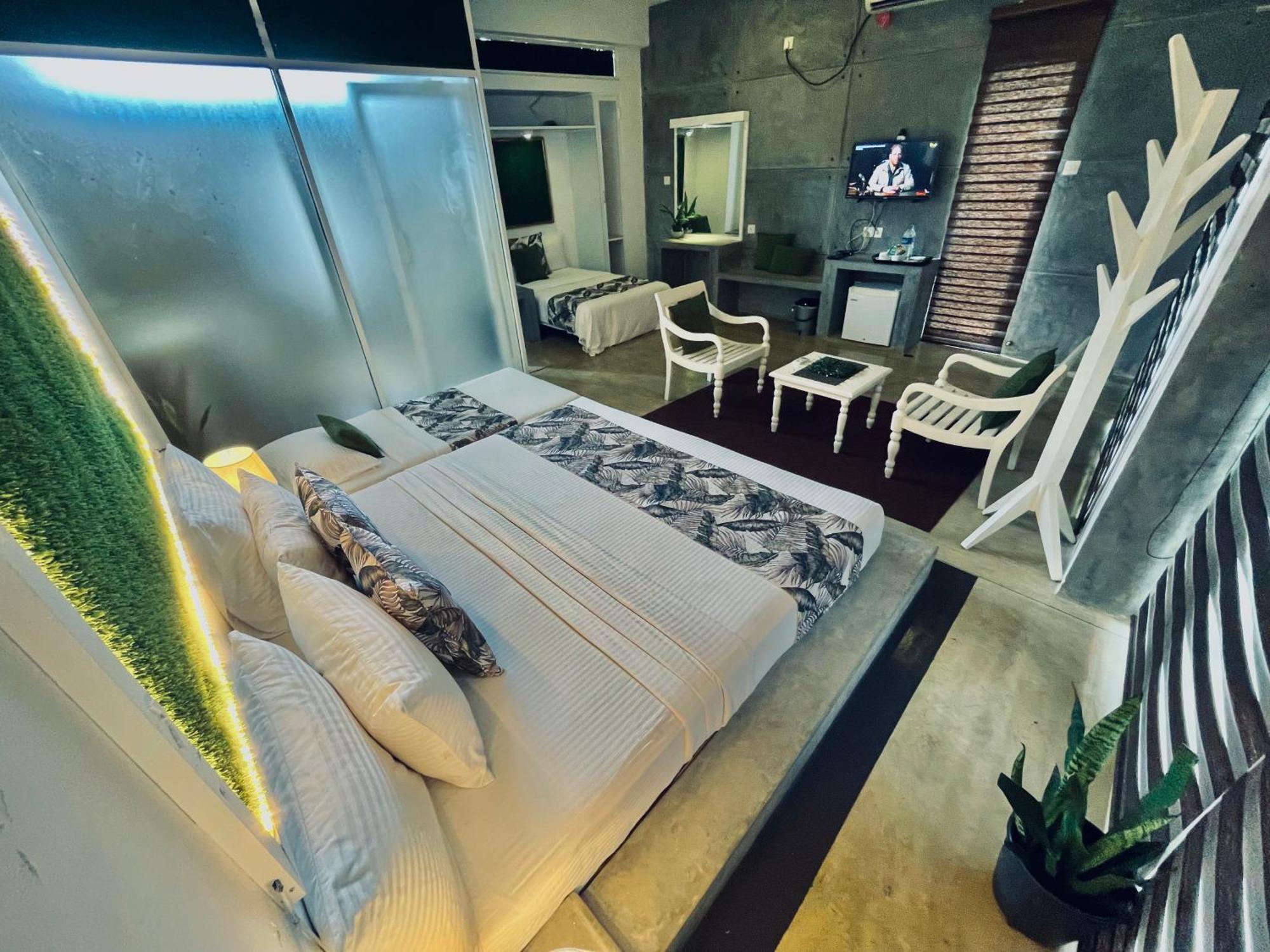 8 Plus Motels Negombo Exterior photo